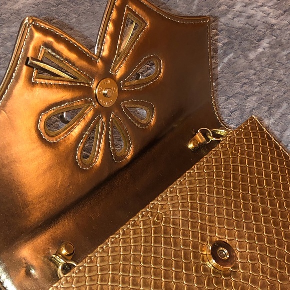 Goldtone Bellini Purse B11 - Picture 5 of 8